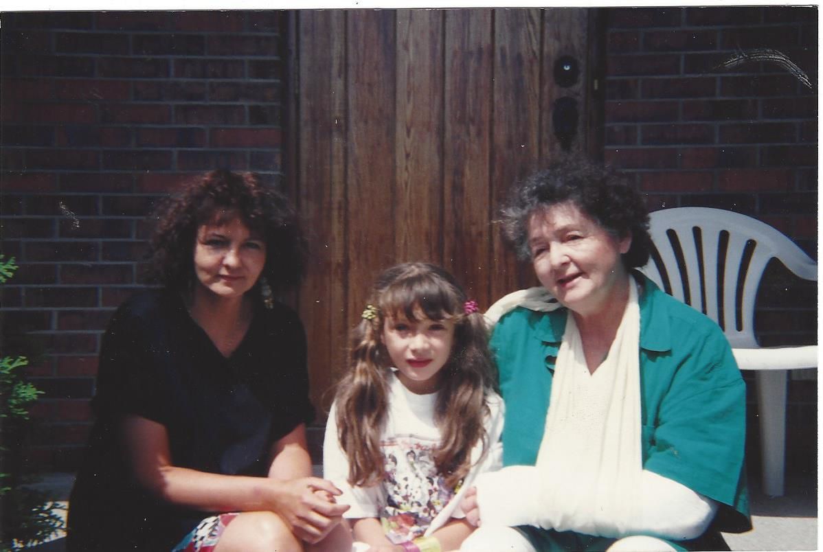 Marilyn avec moi et sa mamie Yolande à l' âge de neuf ans ,