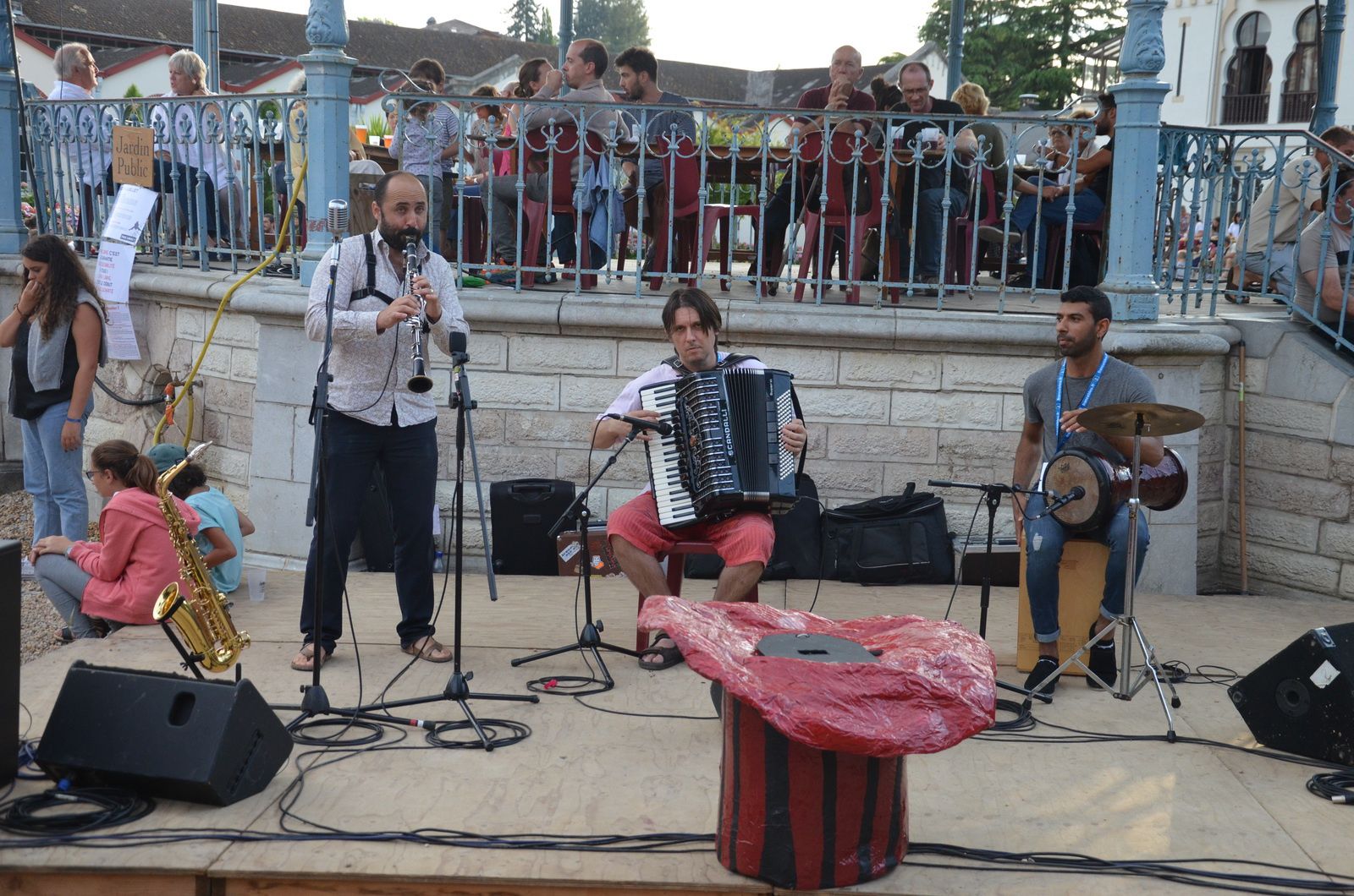 Durant trois jours, les musiciens de Balkan Kartet a ambiancé les spectateurs du Jardin Public.