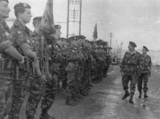 Le général Gracieux passant en revue les troupes de la 10e division parachutiste.