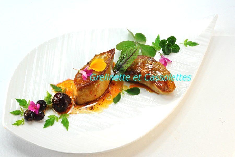 Foie Gras Poelé, Cerises Noires et Piment d'Espelette - Grelinette et  Cassolettes