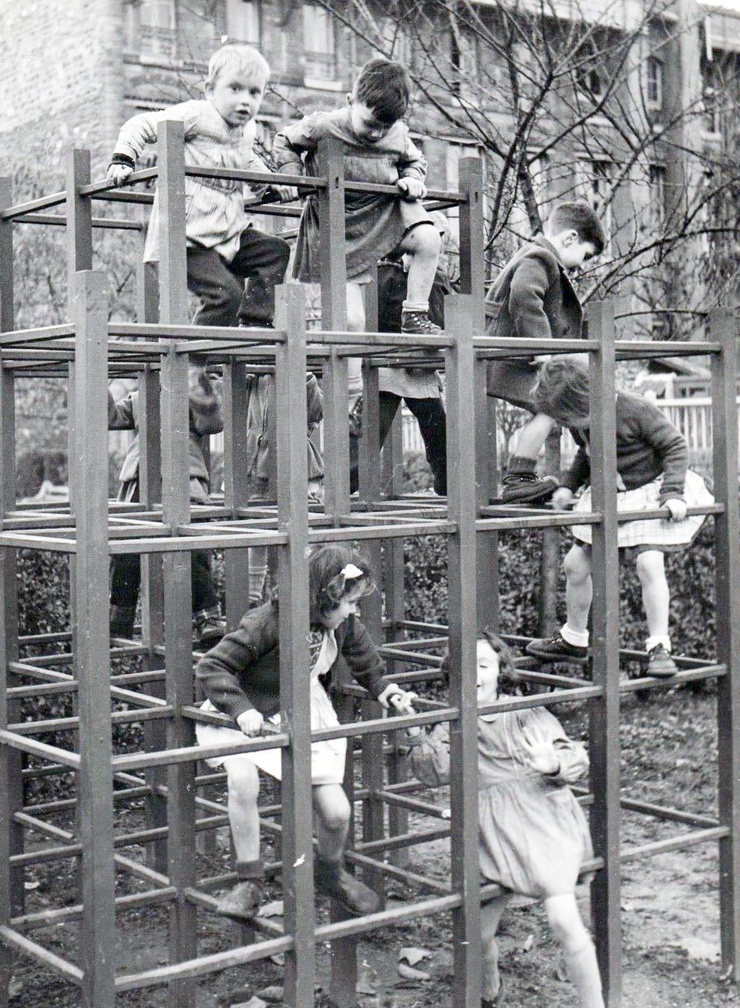 Cages à poules, tape-culs, tourniquets et jeux de plein air par Nath-Didile  - Les petits dossiers des Copains d'abord