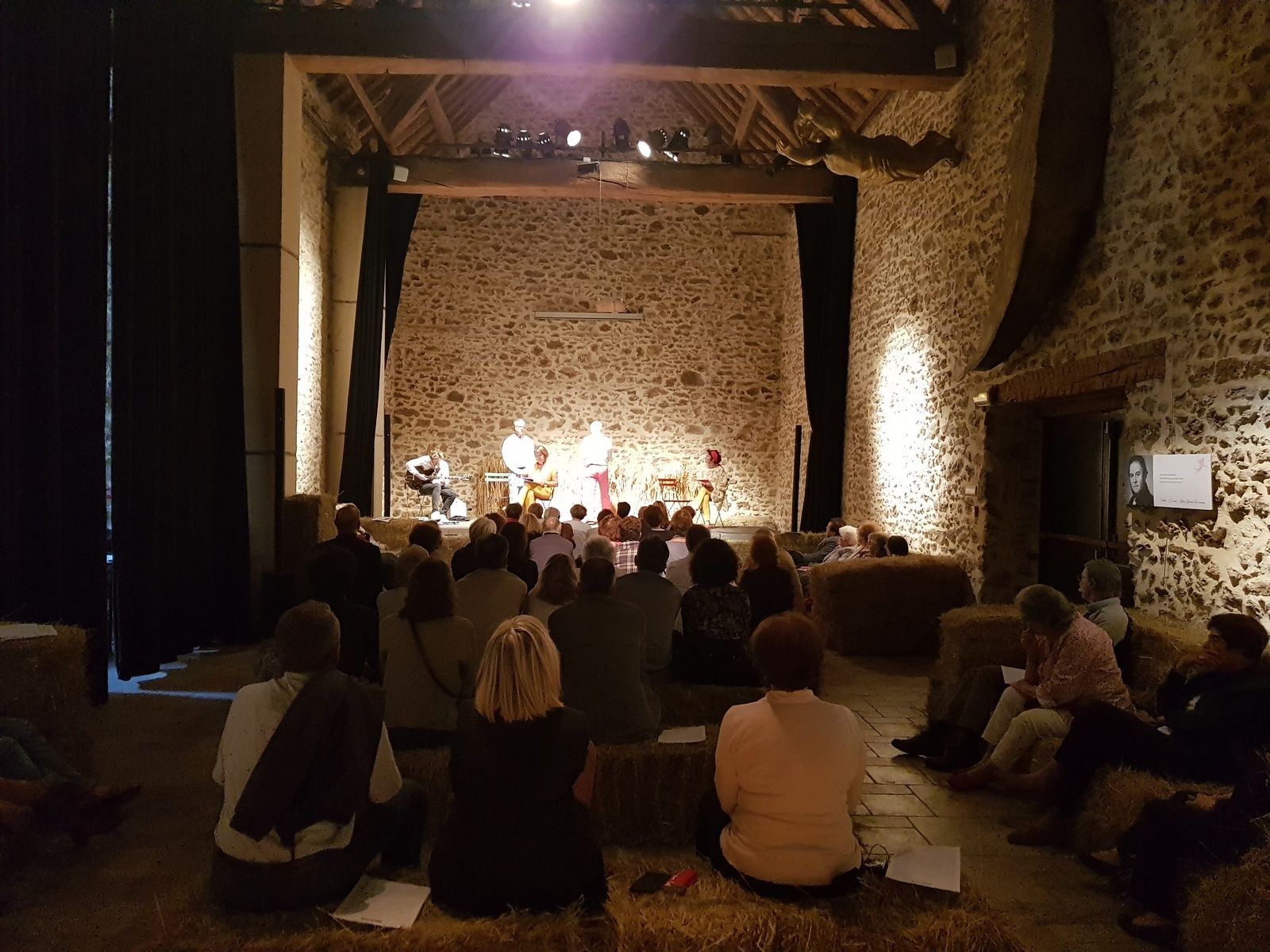 printemps des poétes : le bonheur est dans le foin !