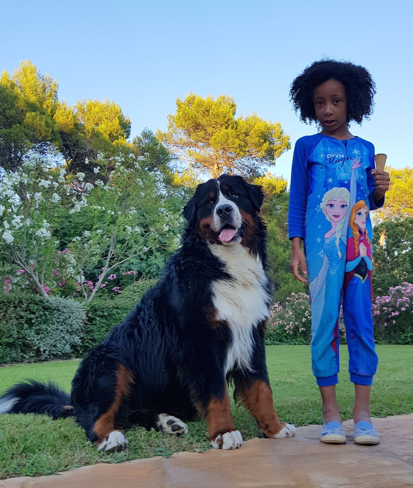 la tablette de l'autre coté du miroir exactement