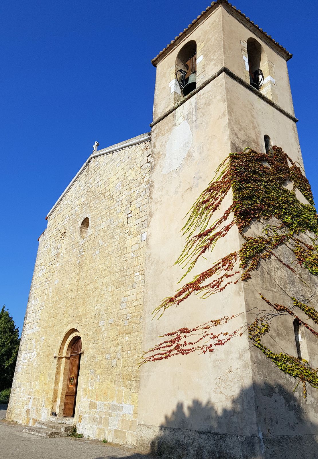 la tablette de l'autre coté du miroir exactement