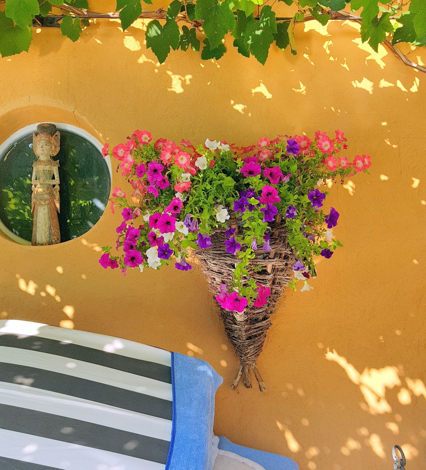 la tablette de l'autre coté du miroir exactement