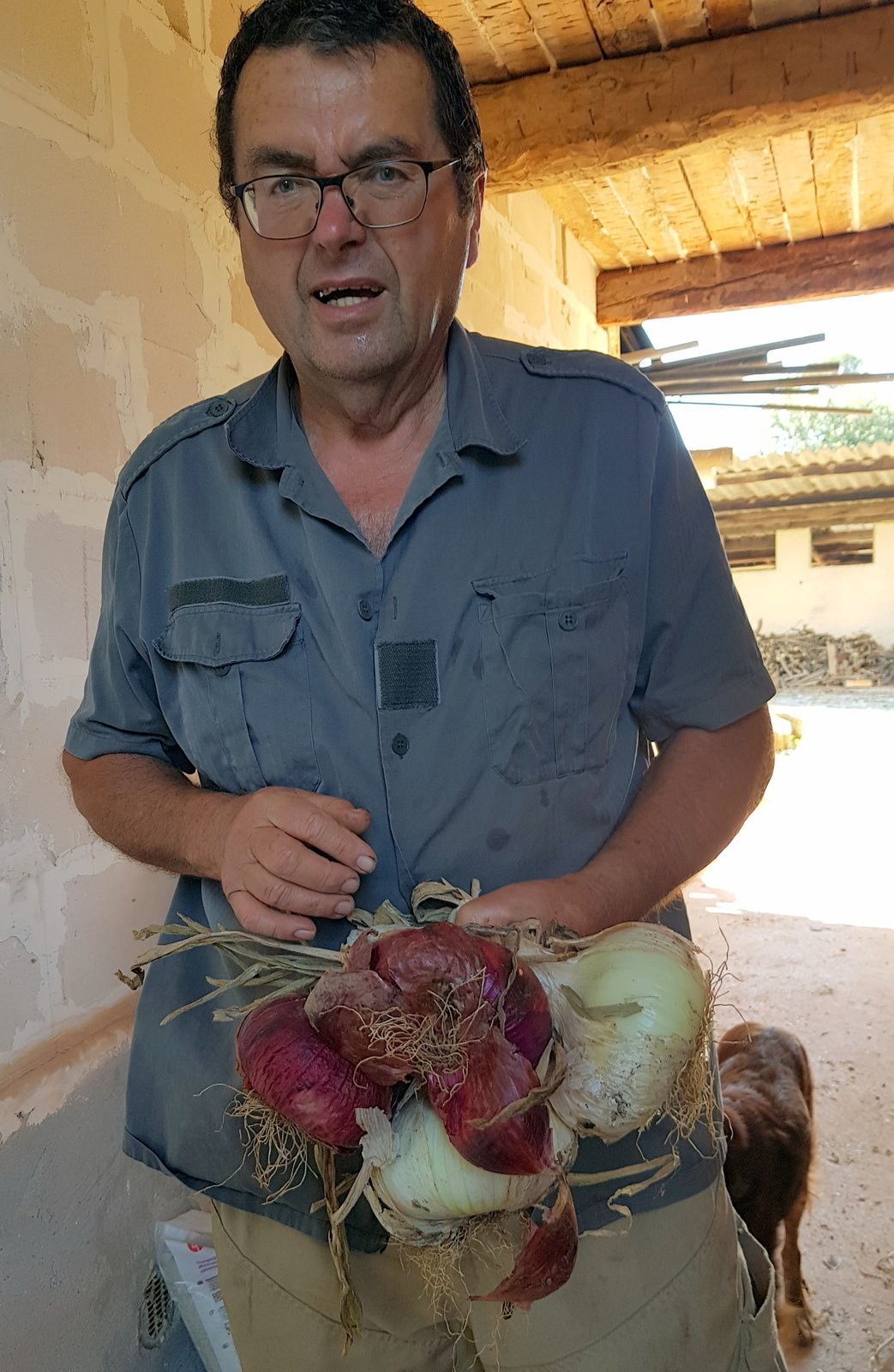 la tablette de l'autre coté du miroir exactement