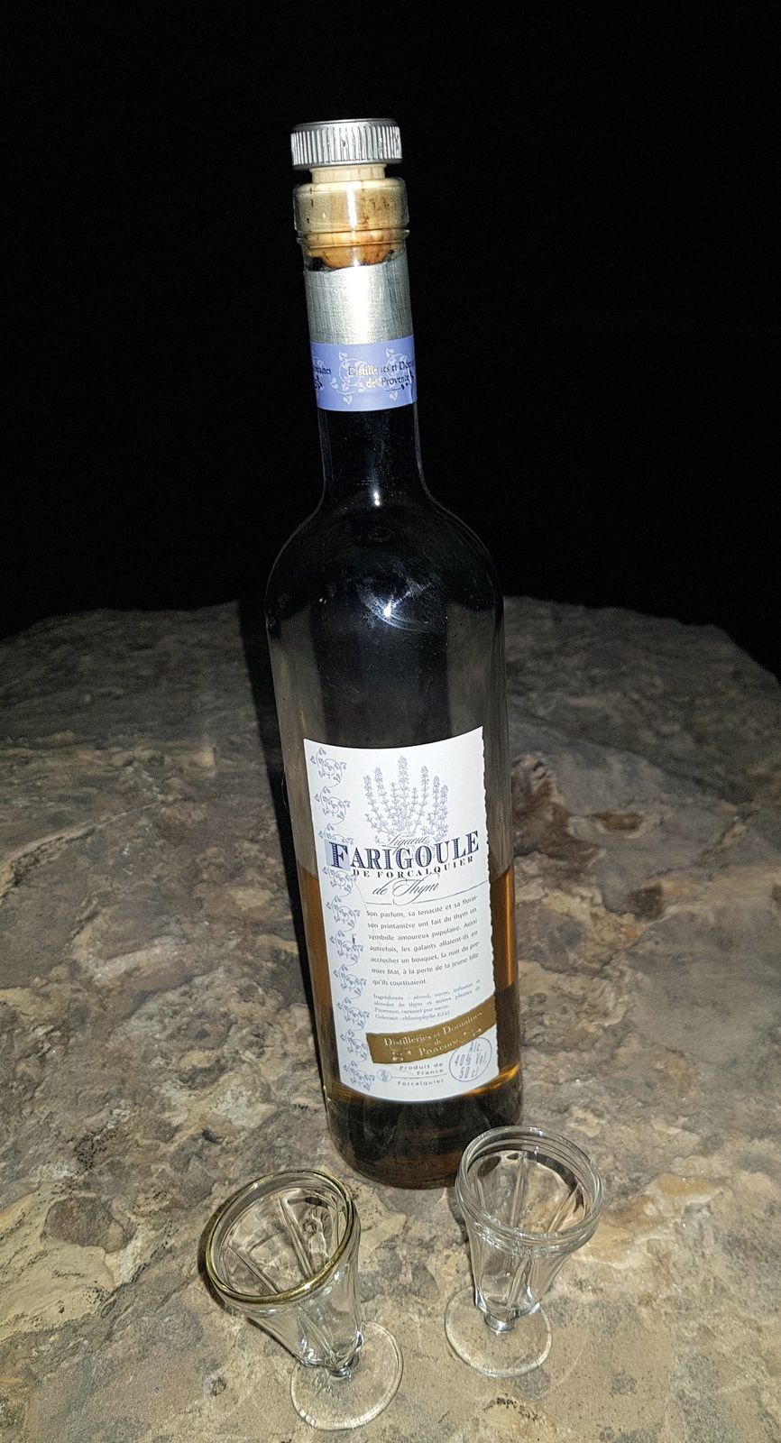 la tablette de l'autre coté du miroir exactement