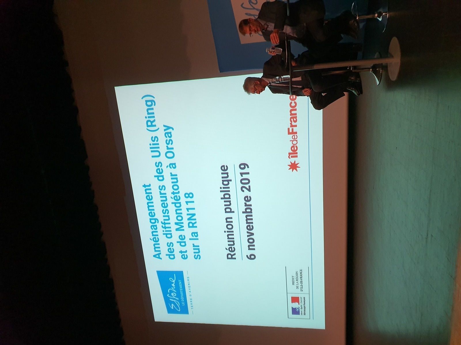 Rond point de courtaboeuf ,quelques années de travaux,et une canne blanche