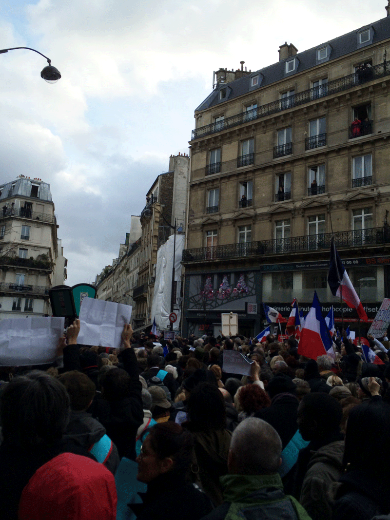 Cordons et drapeaux français.