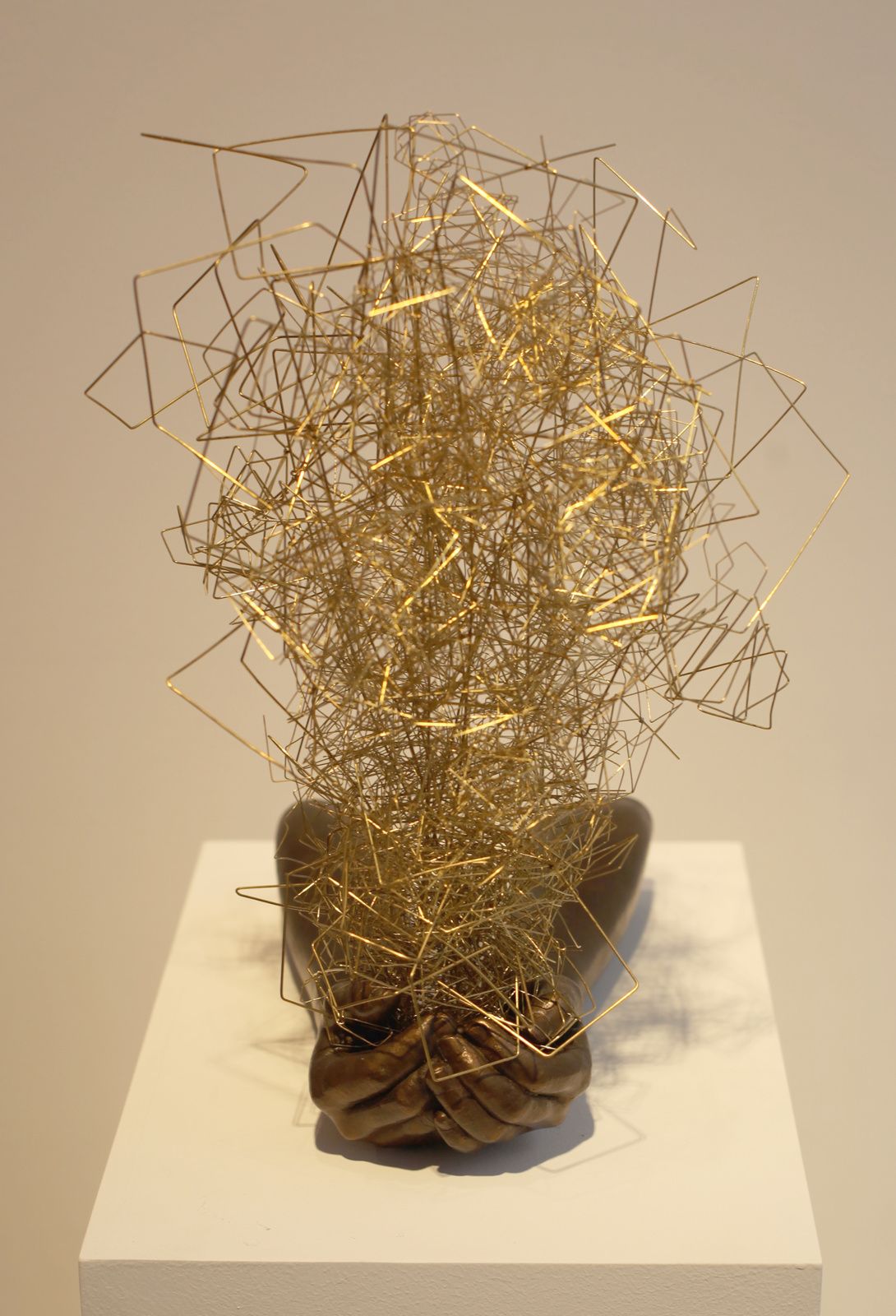 "In the Hand I", 2017 de Chiharu SHIOTA - Courtesy Galerie Templon © Photo Éric Simon