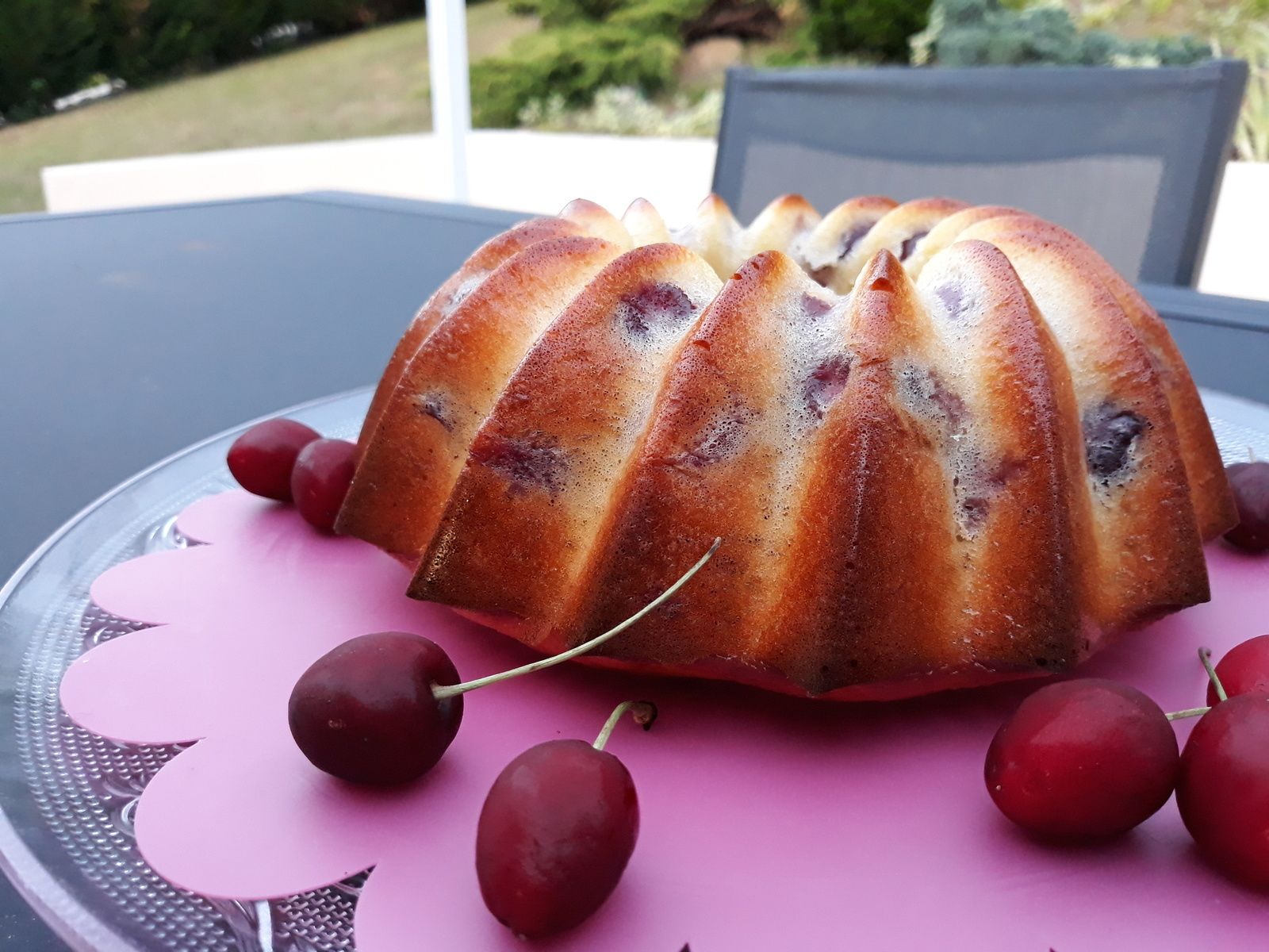Le Gateau Moelleux Aux Cerises La Faim Des Bananes