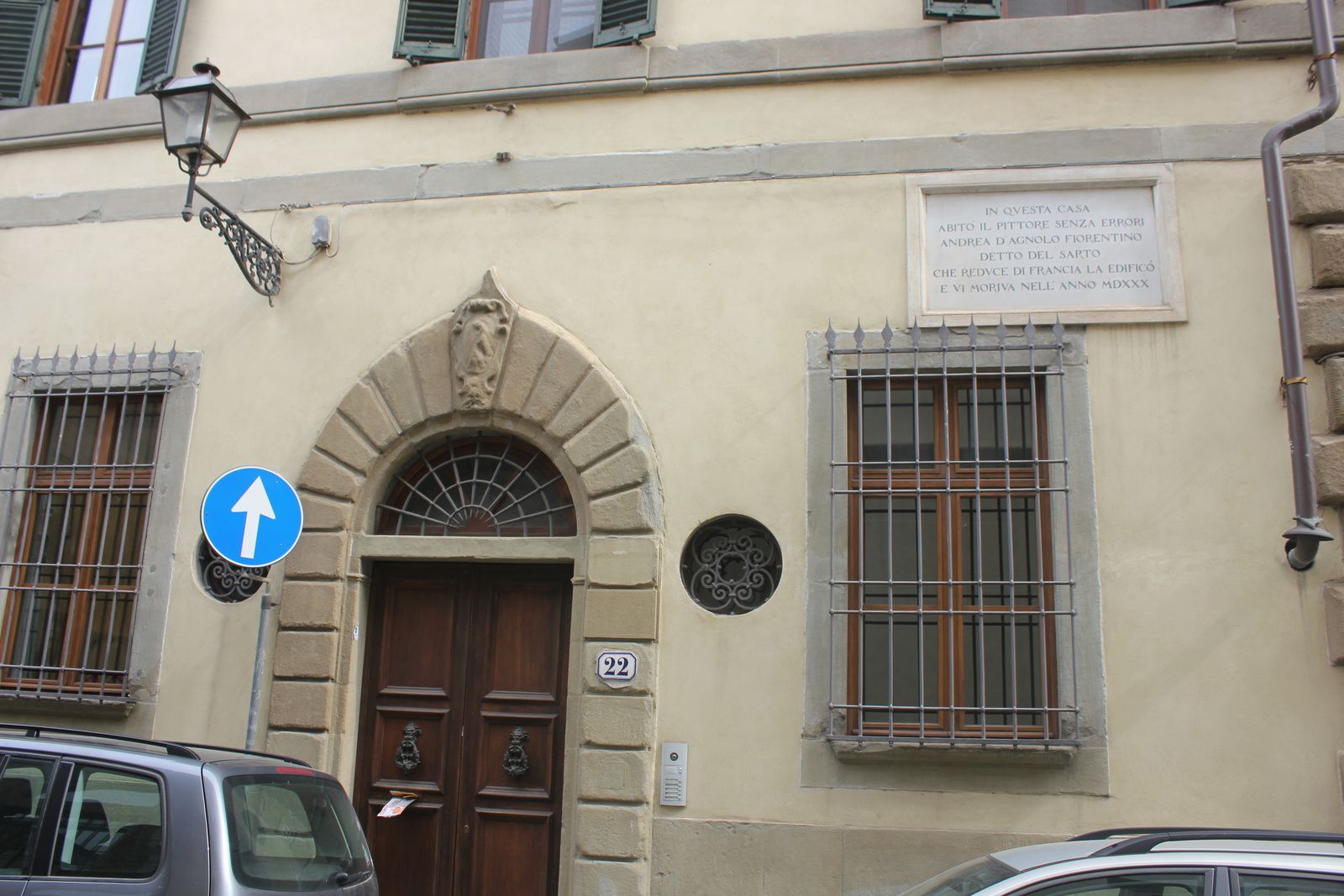 Façade sur la rue Capponi. Plaque commémorative : Dans cette maison a habité de façon certaine le peintre Andrea d'Agnolo dit Del Sarto qui de retour de France la fit édifier et où il mourut en 1530.