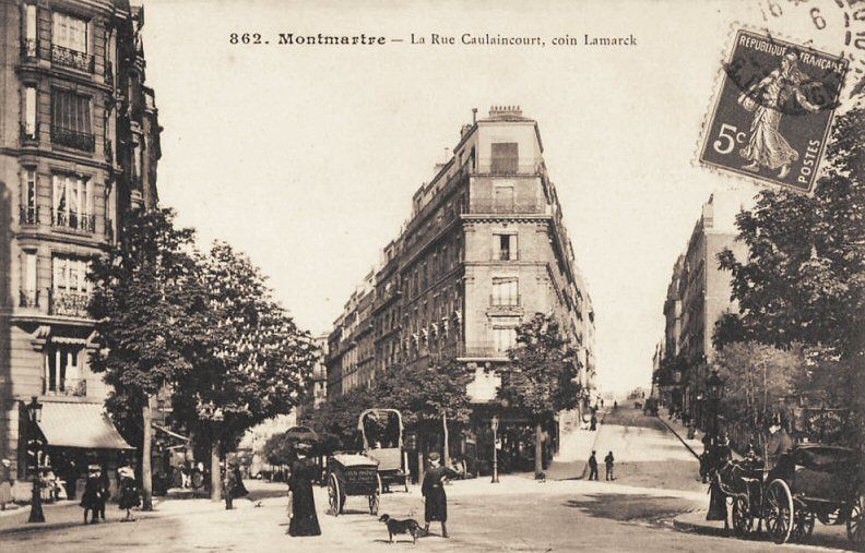 La rue Lamarck (à droite) quand elle croise la rue Caulaincourt (à gauche)  vers le sud et le haut de la Butte.