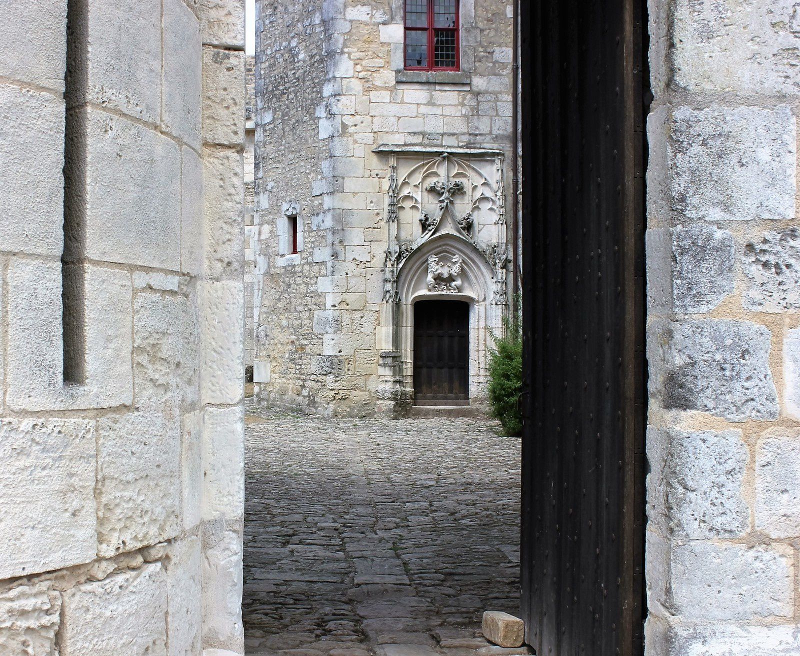 Chateau de Saint Jean d'Angle. Charente maritime. Mélusine.