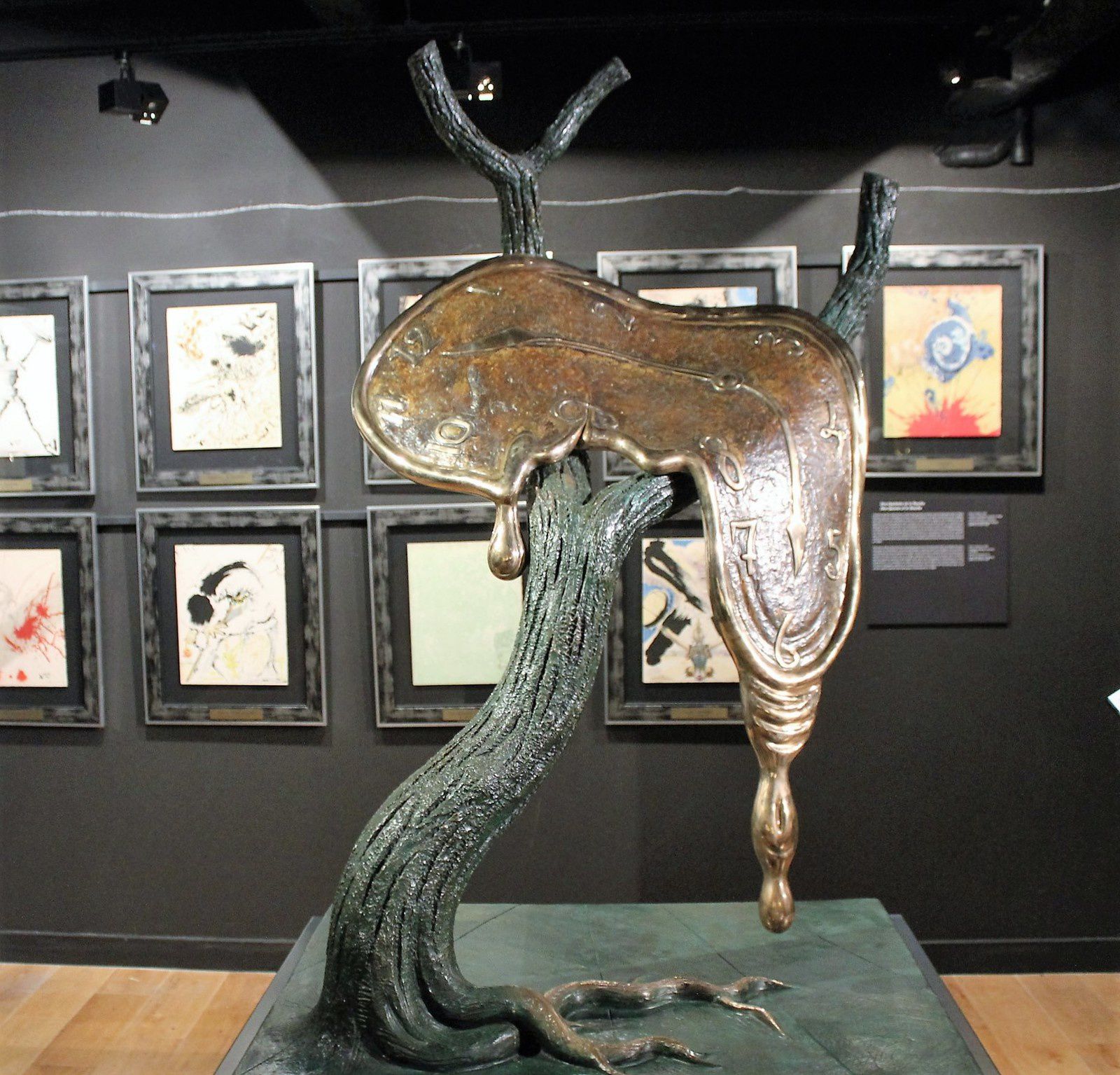  Dali. Musée de Montmartre. sculptures. (2ème partie). Montres molles, Alice, Elephant spatial....