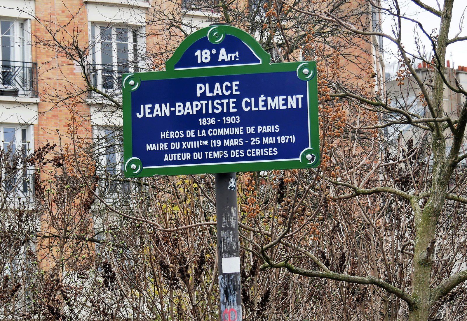 Mêmes erreurs sur la plaque! Il ne fut jamais maire de Montmartre! Il n'eut jamais de trait d'union!