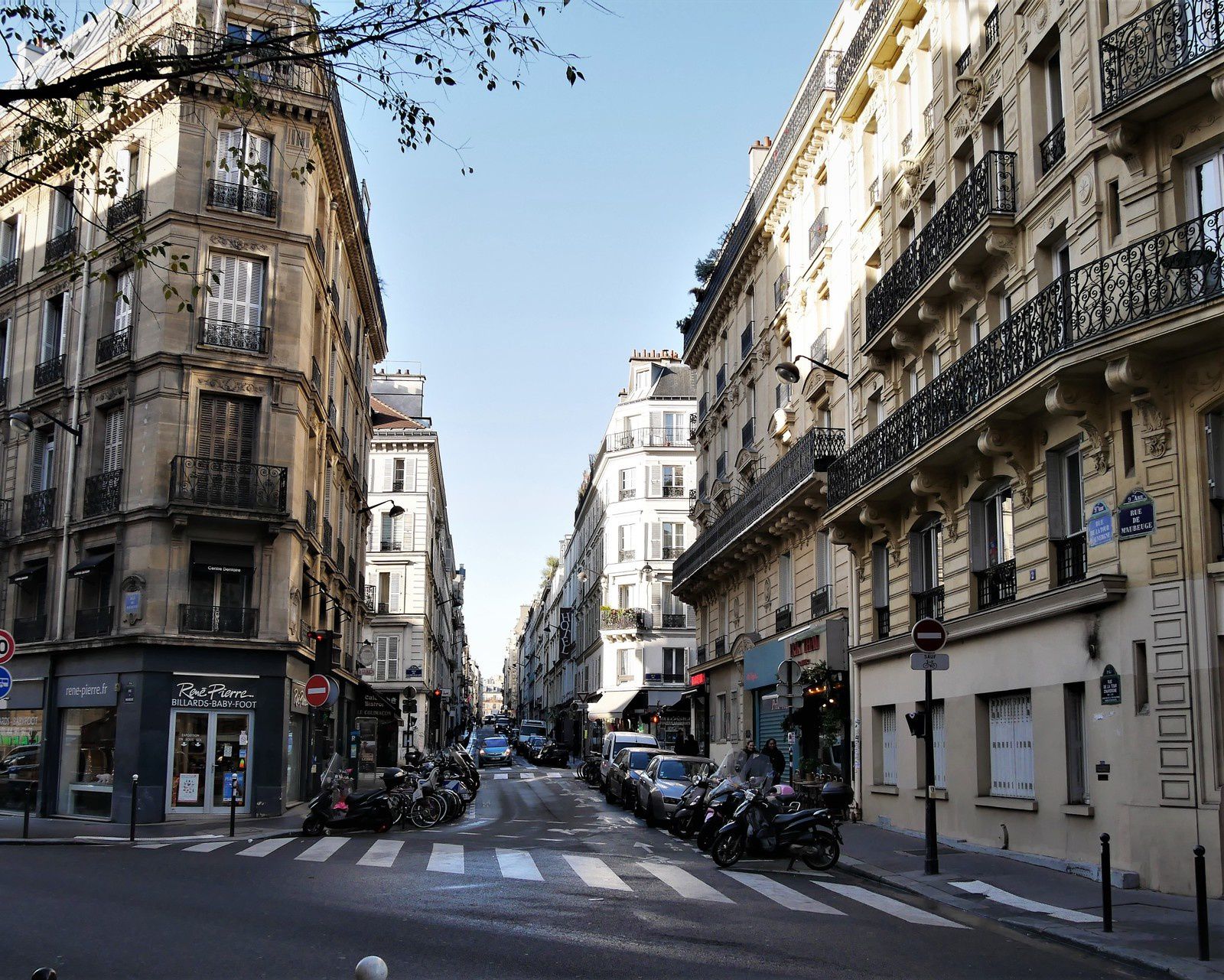 Début de la rue à partir de la rue Rochechouart.