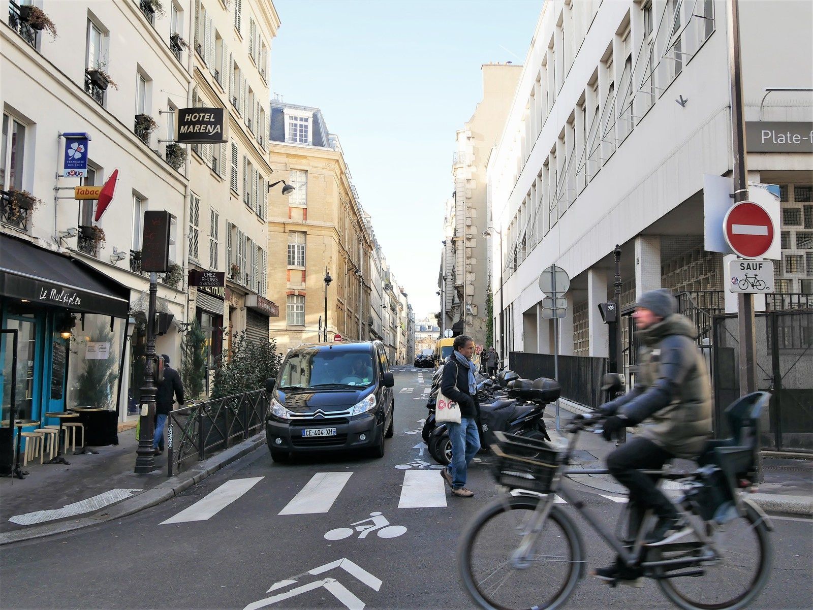 Croisement avec la rue Rodier