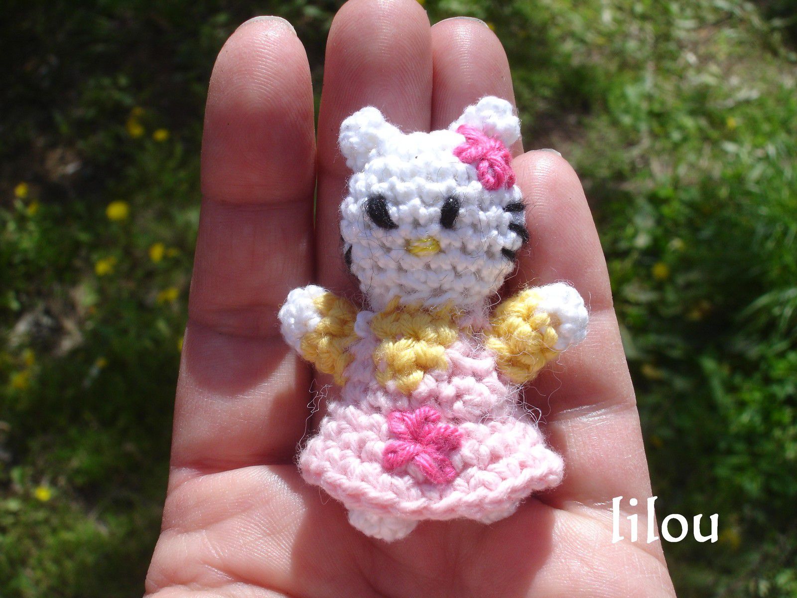 Hello Kitty porte clé - Fils de Lilou - tricot, crochet, dentelle, couture,  broderie, tuto modele gratuit