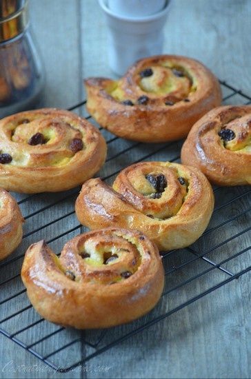 Petits pains aux raisins et crème pâtissière