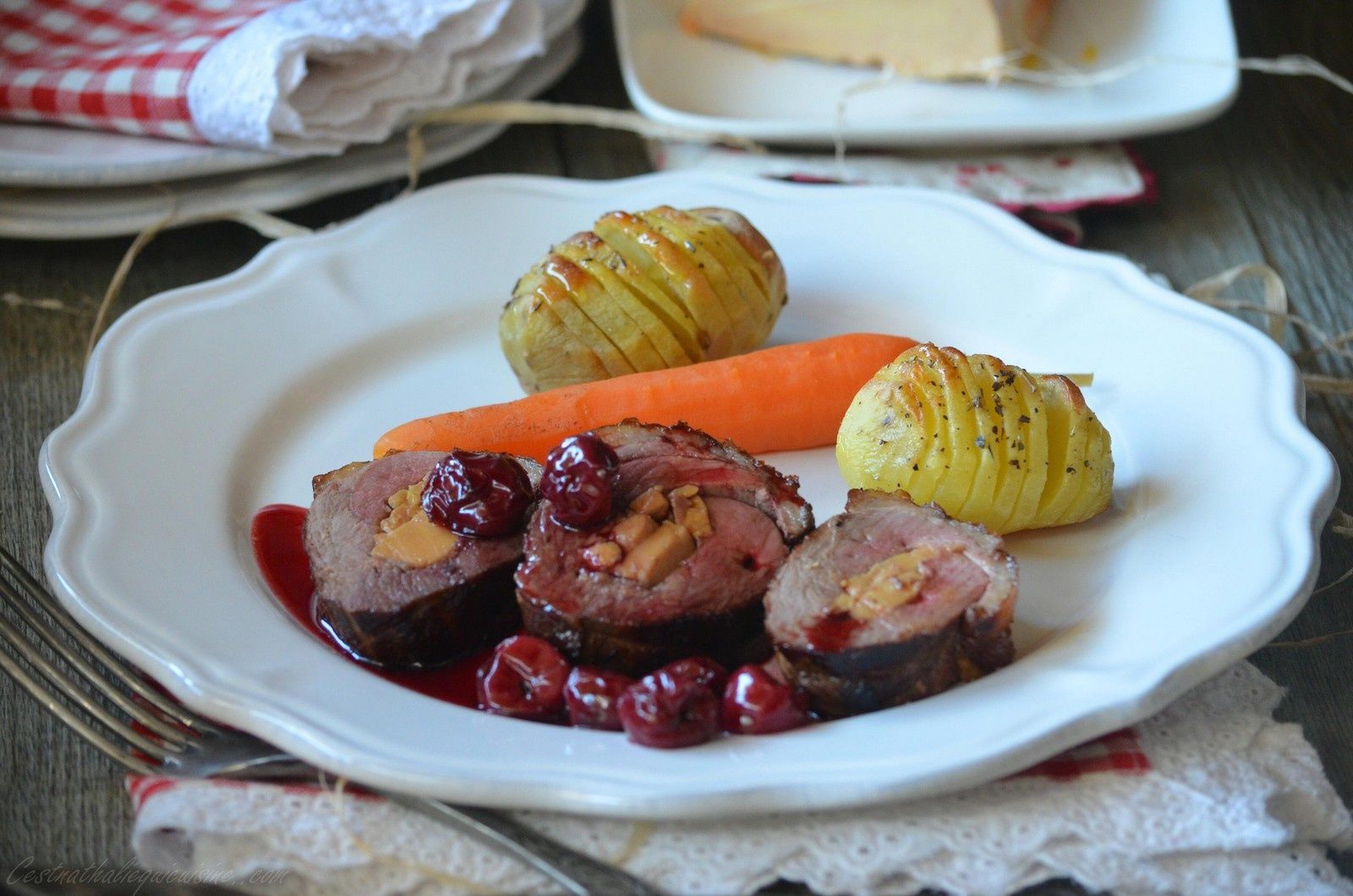 Magret de canard farci au foie gras sur coulis de griottes