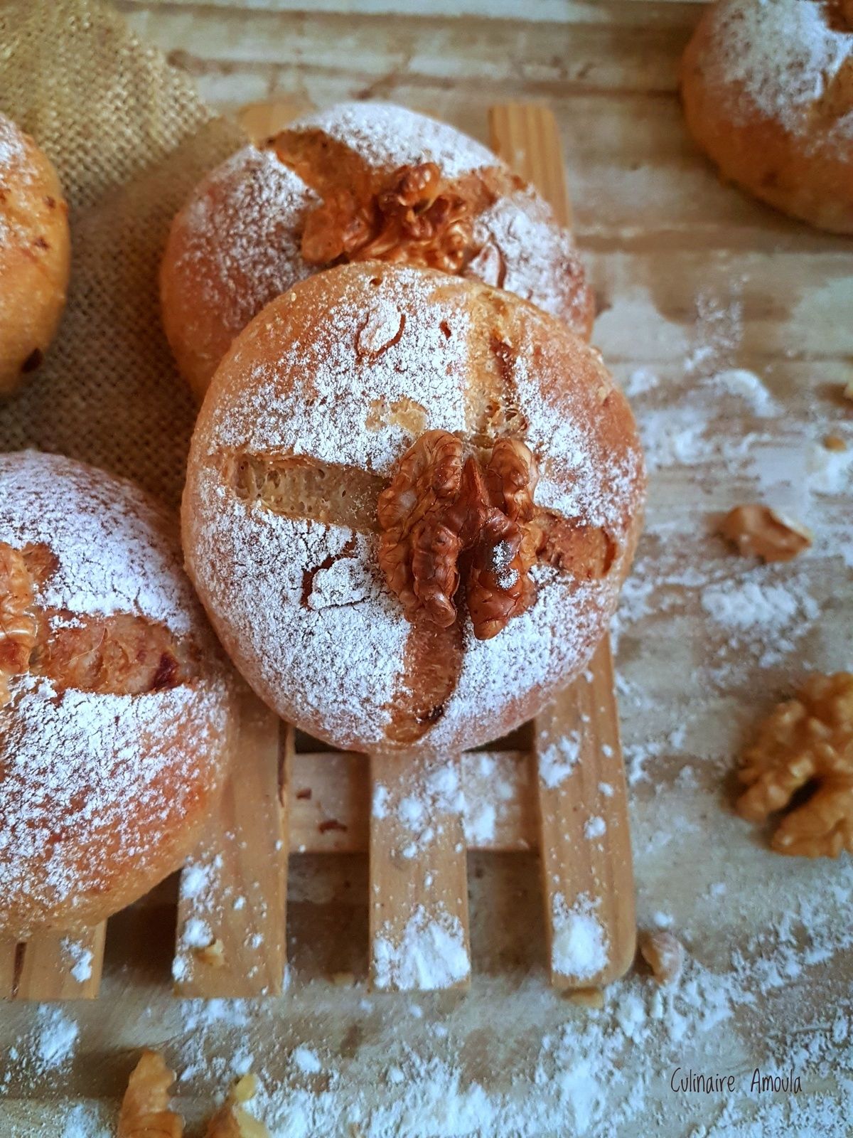 Pain moelleux aux noix et aux oignons caramélisés