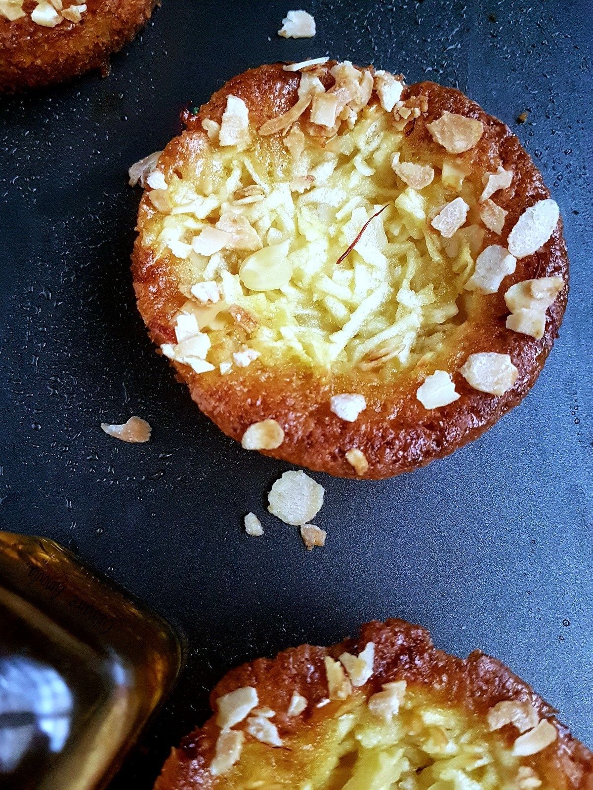 Gâteau aux pommes et sirop au safran