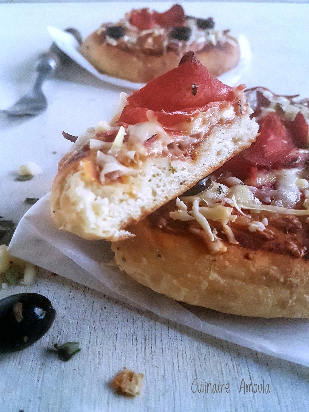 Pizza épaisse charcuterie et fromages