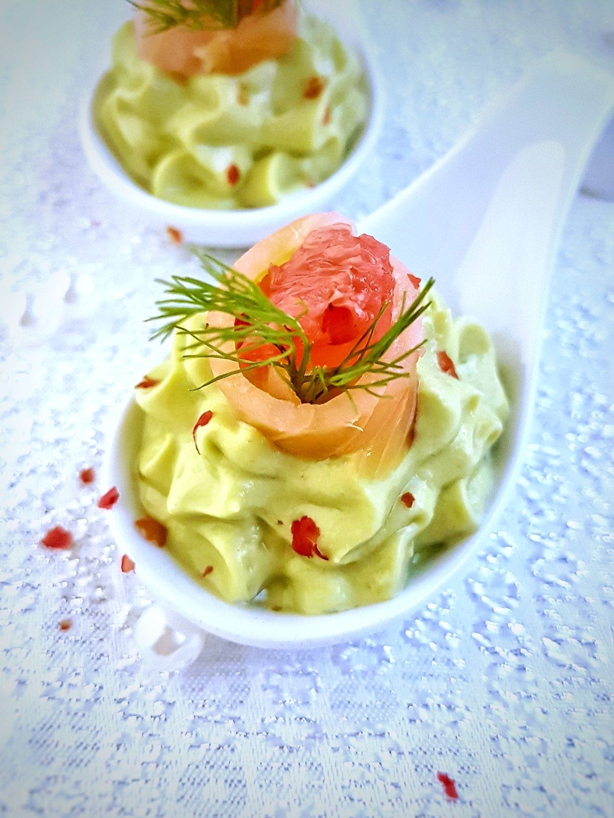 Cuillères apéritives à la crème d'avocat et au saumon fumé 