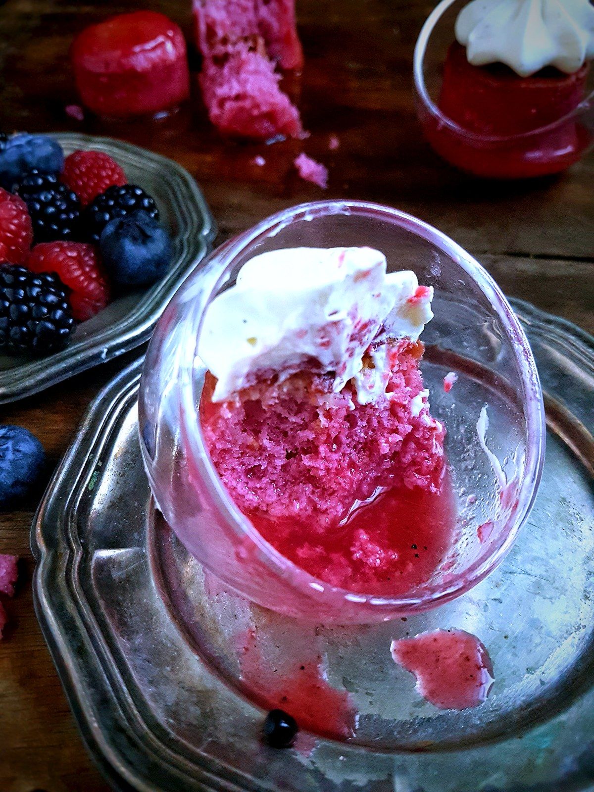 Baba aux fruits rouges