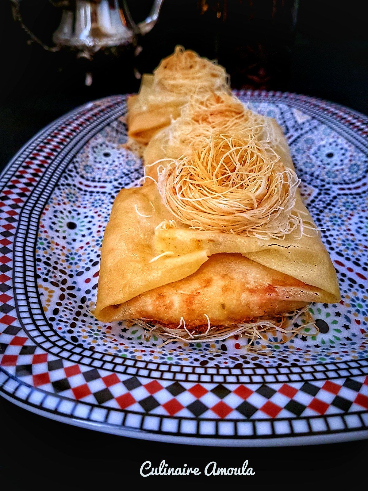 Mini pastilla au poulet à la sauce mornay