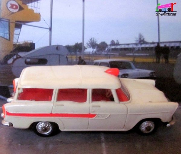 simca-vedette-marly-ambulance-les-miniatures-de-norev-1-43