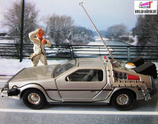 time-machine-back-to-the-future-professeur-emmett-brown-retour-vers-le-futur-mickael-j-fox-corgi