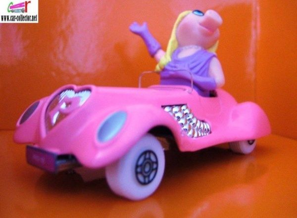 miss-peggy-la-cochonne-the-muppets-show-corgi