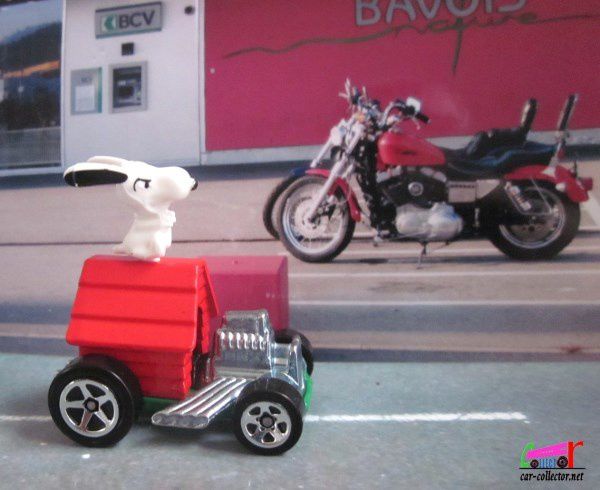 chien-snoopy-sur-sa-niche-a-moteur-hot-wheels-city-series-2014-088