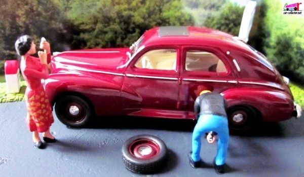diorama-peugeot-203-la-crevaison-fontainebleau-souppes-sur-loing-seine-et-marne-rn7-la-route-bleue-altaya