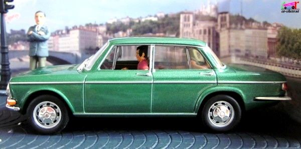 diorama-simca-1501-s-lyon-arret-au-feu-rouge-la-route-bleue-rn7-altaya