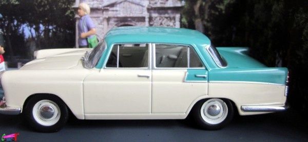 diorama-austin-cambridge-les-touristes-anglais-orange-avignon-rn7-la-route-bleue-altaya-ixo-1-43