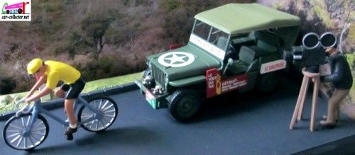 diorama-jeep-willys-md-38-1951-la-course-cycliste-esterel-le-dauphine-cinema-actualites-la-route-bleue-altaya