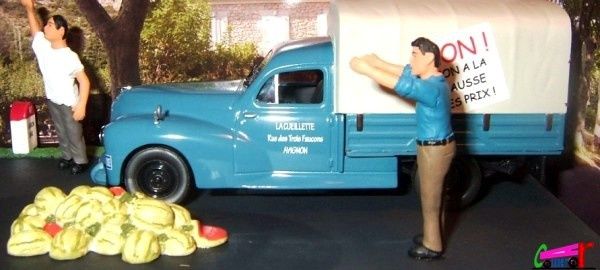 diorama-peugeot-203-pick-up-la-manifestation-avignon-senas-non-a-la-hausse-des-prix-rn7-altaya