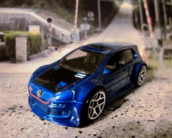 volkswagen-golf-gti-blue-hot-wheels-new-model-2007-027-1-64