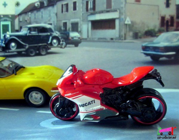 moto-ducati-1199-panigale-hot-wheels-1-64-2019-058
