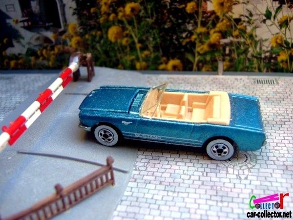 65-mustang-convertible-collector-number-26-1990-hot-wheels-1-64-ford-mustang-cabriolet-1965