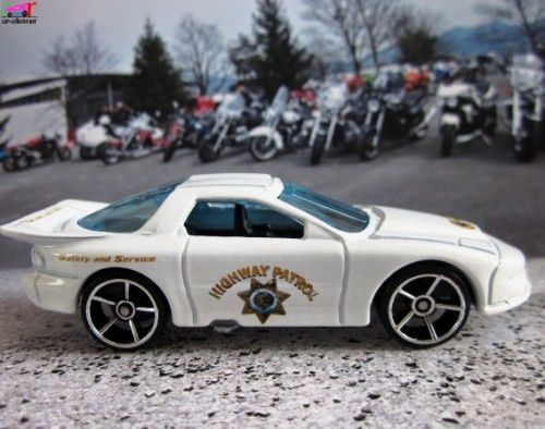 iroc-pontiac-firebird-main-street-series-2011-163-higway-patrol-hot-wheels-1-64