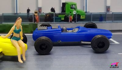 kit-formule-1-ecurie-roustang-cle-1-55-cadeau-lessive-bonux-f1-plastique