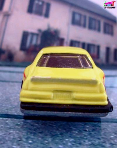 thunderburner-ford-thunderbird-stocker-color-racers-3-hot-wheels-1989