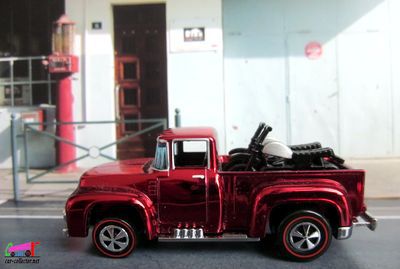56-hi-tail-hauler-ford-f-100-pick-up-avec-2-motos-neo-classics-hot-wheels