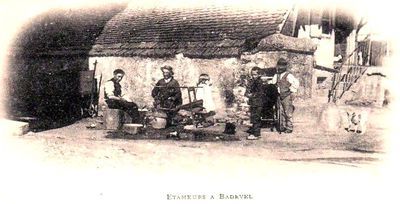 cpa-badevel-doubs-25-environs-de-montbeliard-metier-etameur-les-etameurs-de-badevel