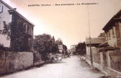 cpa-badevel-doubs-25-la-grande-rue-la-fraternelle