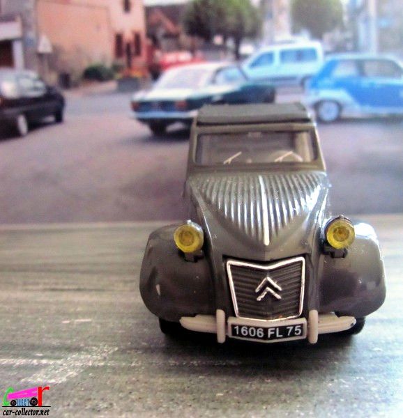 citroen-2cv-azlm-coffre-bombe-1956-norev-hachette